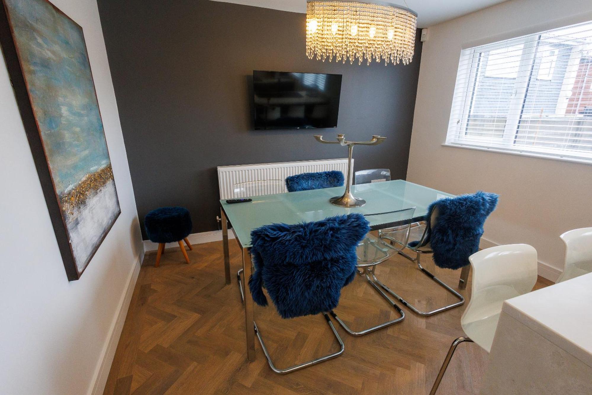 Uber Stylish 3 Bedroom Home Off Road Parking Near Town Centre And Bike Park Wales 머티르티드필 외부 사진