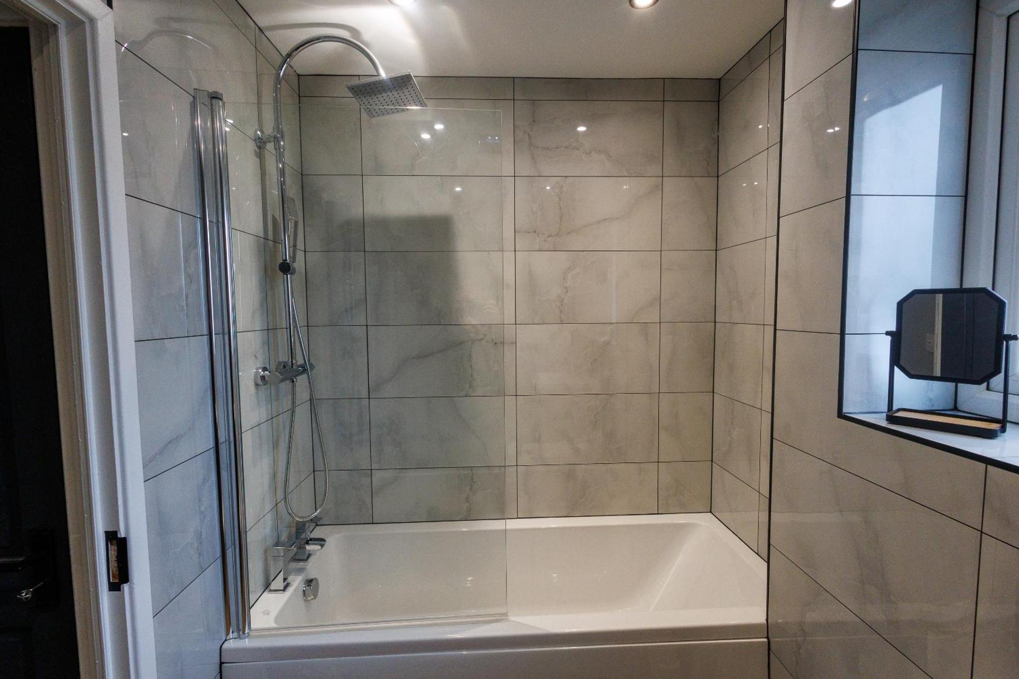 Uber Stylish 3 Bedroom Home Off Road Parking Near Town Centre And Bike Park Wales 머티르티드필 외부 사진